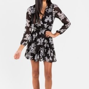 NWT Francesca’s Black White Floral Flowers V-Neck Godet Long Sleeve Dress XXS
